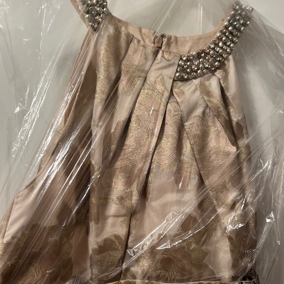 Beautiful cream and gold formal gown - Picture 1 of 4